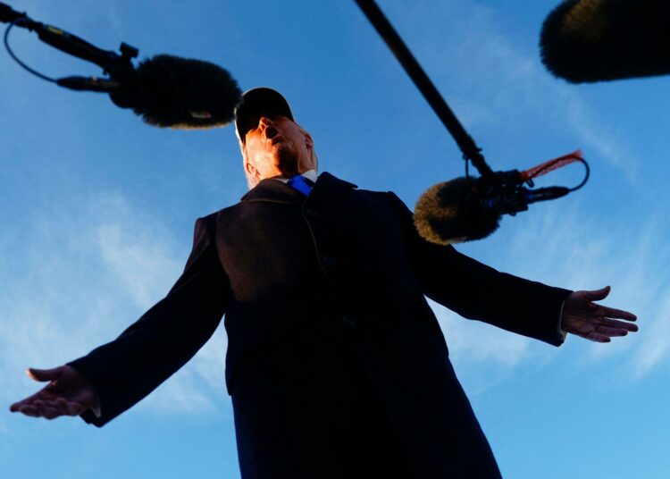 Presidentti Donald Trump median edessä.