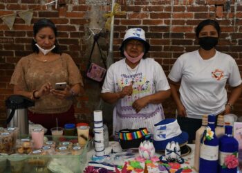 Nicaragualaiset naiset tarjoavat kotimaansa ruokaa siirtolaistapahtumassa San Joséssa Costa Ricassa vuonna 2023.