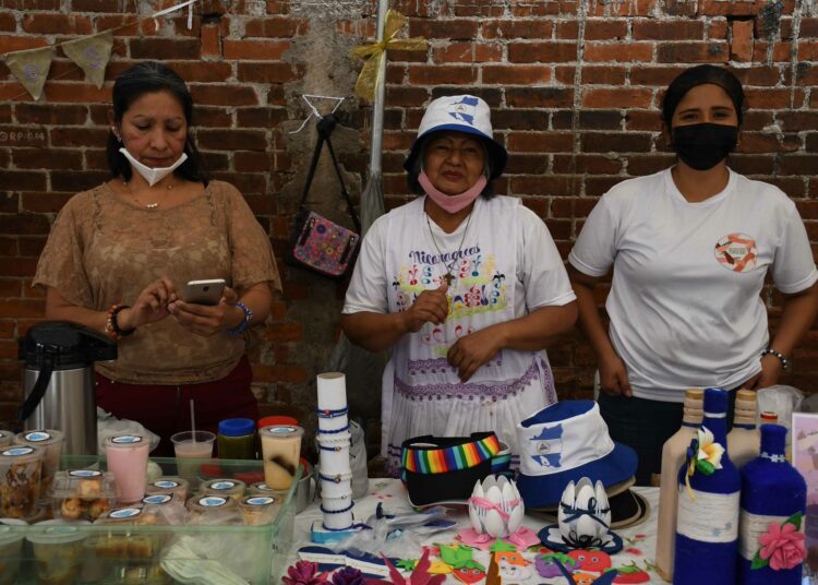 Nicaragualaiset naiset tarjoavat kotimaansa ruokaa siirtolaistapahtumassa San Joséssa Costa Ricassa vuonna 2023.