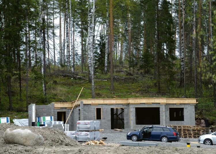 Kotitalousvähennys on elvyttänyt rakennusalan remonttitöitä. Alan järjestöt haluaisivat ulottaa sen määräajaksi myös uudisrakentamiseen nyt omakotirakentamisen ollessa aallonpohjassa.