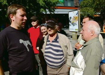 Paavo Arhinmäellä riitti keskustelijoita ja evästäjiä Jyväskylän kävelykatuvierailulla. Keskusteluissa olivat mukana muun muassa Johannes Kuhmonen, Paula Rastas, Asko Kemiläinen, Kalervo Toffer ja Ensio Oksanen.