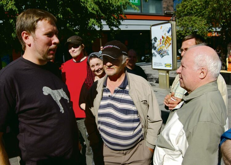 Paavo Arhinmäellä riitti keskustelijoita ja evästäjiä Jyväskylän kävelykatuvierailulla. Keskusteluissa olivat mukana muun muassa Johannes Kuhmonen, Paula Rastas, Asko Kemiläinen, Kalervo Toffer ja Ensio Oksanen.