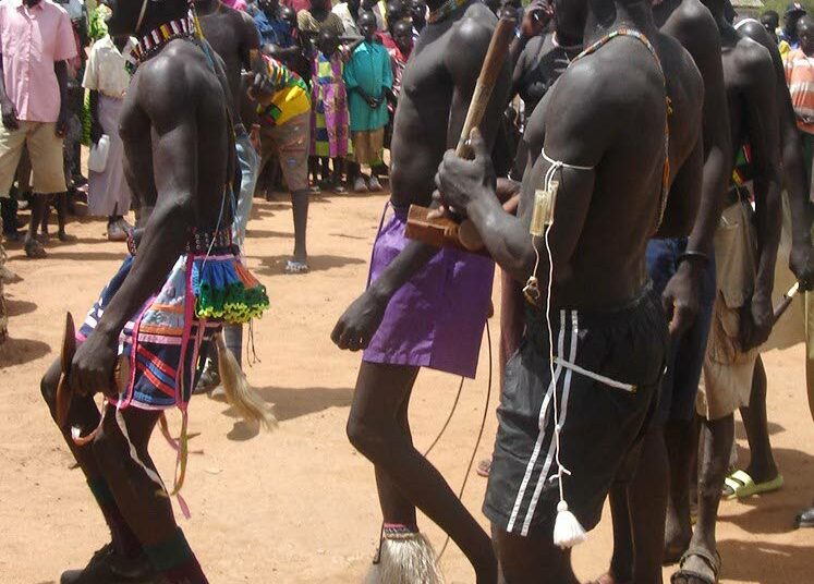 Perinteinen rauhantanssi Kapoetassa, Etelä-Sudanissa.