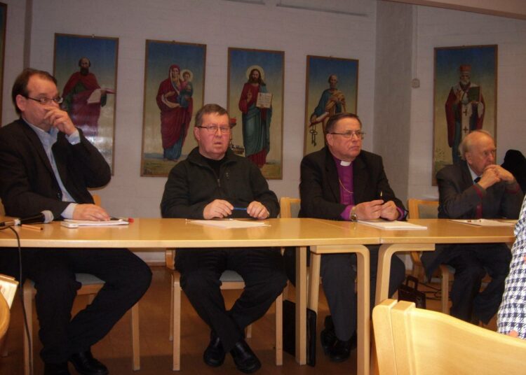Asko Mäki (vas.), Pertti Paasio, Jukka Paarma ja Ele Alenius Turun Vasemmistoklubin keskustelutilaisuudessa.