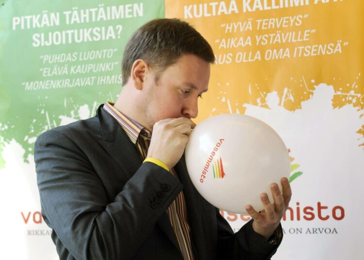 Paavo Arhinmäki puhaltaa vasemmiston vappupalloa.