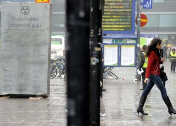 Itsekkyyden muistomerkki Elielinaukiolla, Helsingissä.