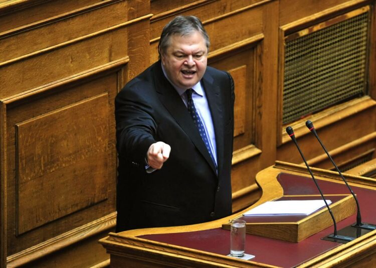 Kreikan valtiovarainministeri Evangelos Venizelos puhumassa parlamentissa torstaina.