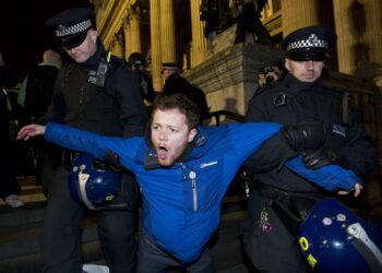 Poliisit kantoivat yöllä mielenosoittajaa pois St. Paulin katedraalin luona olleesta Occupy London -leiristä.