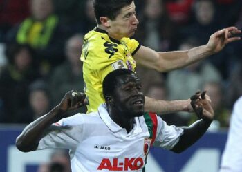 Ura jalkapallossa avaa ovet ulkomaille joillekin sierraleonelaisille. Kuvassa etualalla Saksan Bundesliigassa pelaava Augsburgin puolustaja Gibril Sankoh.