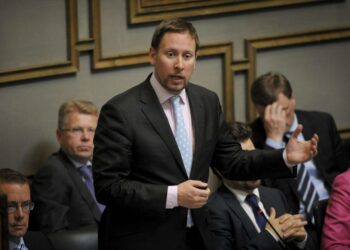 Veronmaksajien tehtävä ei ole kantaa sijoittajien riskejä, Paavo Arhinmäki linjaa.