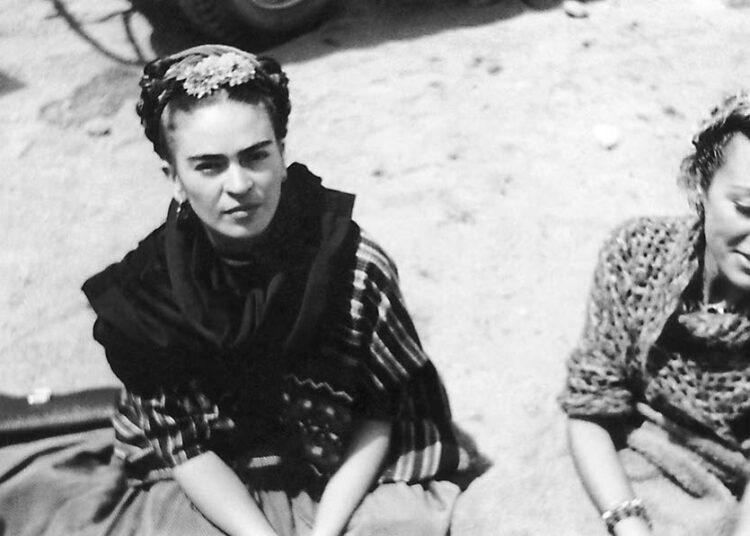 Frida Kahlon koti oli merkittävä älymystön kohtaamispaikkoja. Siellä poikkesivat niin Picasso, Trotski kuin Nerudakin. Kuvassa Frida Kahlo ja Jacqueline Lamba.