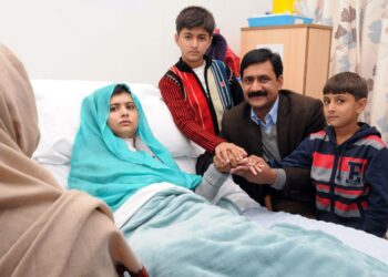 Malala Yousafzai perheensä ympäröimänä birminghamilaisessa sairaalassa pari viikkoa sitten.