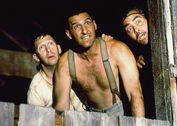 Coenin veljesten komedia kertoo saaliskätköä etsivien vankikarkurien seik-kailuista. Kuvassa Tim Blake Nelson (vas.), John Turturro ja George Clooney.