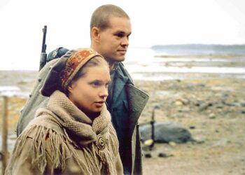 Käki on humaani ja humoristinen kertomus Suomen Lapista viimeisenä sota-syksynä 1944. Kuvassa Ville Haapasalo ja Anni-Kristiina Juuso.