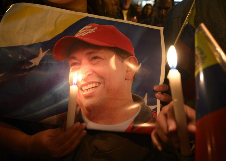 Surijoilla oli Hugo Chávezin kuvia ja kynttilöitä Venezuelan lähetystön luona Ecuadorin pääkaupungissa Quitossa.