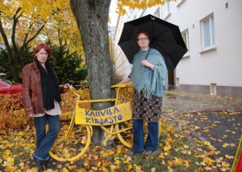 Riikka Oksanen (vas.) ja Kirsi Hänninen pyörittävät Kulttuuriolohuonetta yhdessä noin kymmenen palkatun ja väliin lähes 20 vapaaehtoisen kanssa.