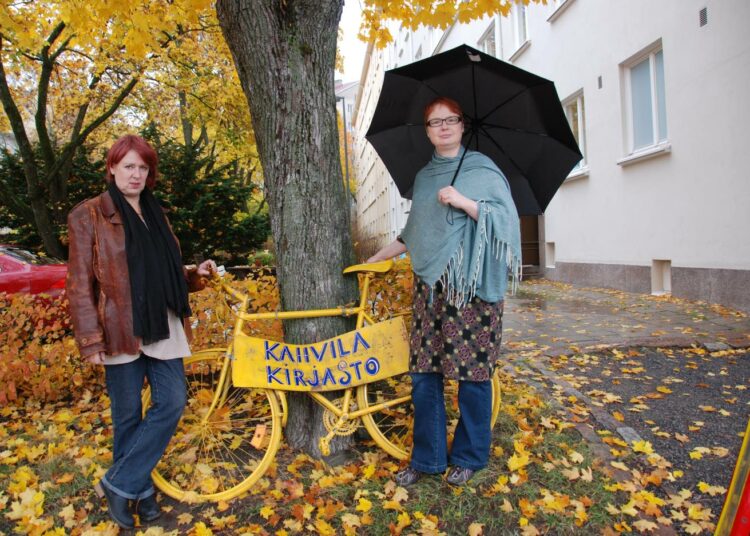 Riikka Oksanen (vas.) ja Kirsi Hänninen pyörittävät Kulttuuriolohuonetta yhdessä noin kymmenen palkatun ja väliin lähes 20 vapaaehtoisen kanssa.