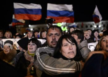 Krimiläisiä laulamassa Venäjän kansallislaulua Simferopolin Lenin-aukiolla kansanäänestyksen ovensuukyselyjen tultua sunnuntai-iltana.