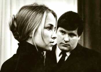 Vihreä leski on kuvaus1960-luvun suomalaisen asumalähiön arkitodellisuudesta. Kuvassa Eija Pokkinen ja Matti Siitonen.