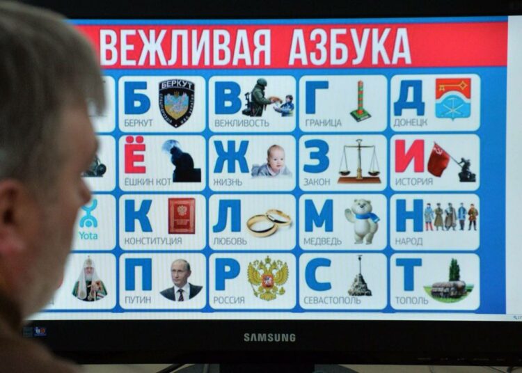 Kremliä lähellä oleva nuorisojärjestö julkaisi äskettäin ”kohteliaat aakkoset”, jotka ”symboloivat venäläisiä arvoja ja edistävät patriotismia”. Arvoihin kuuluvat muun muassa Topol-ohjukset ja Putin.