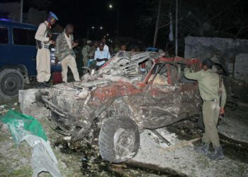 Autopommi-iskussa Somalian pääkaupungissa Mogadishussa maanantaina 21.9. kuoli viisi ihmistä. Iskun kohteena olivat presidentti ja pääministeri.