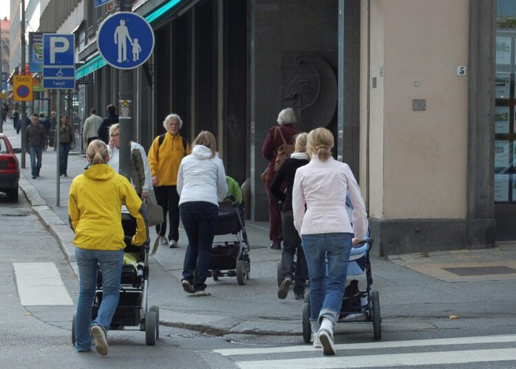 Moni asiaan perehtynyt pitää hallituksen vanhempainvapaan lomakertymää leikkaavaa esitystä naisia syrjivänä.