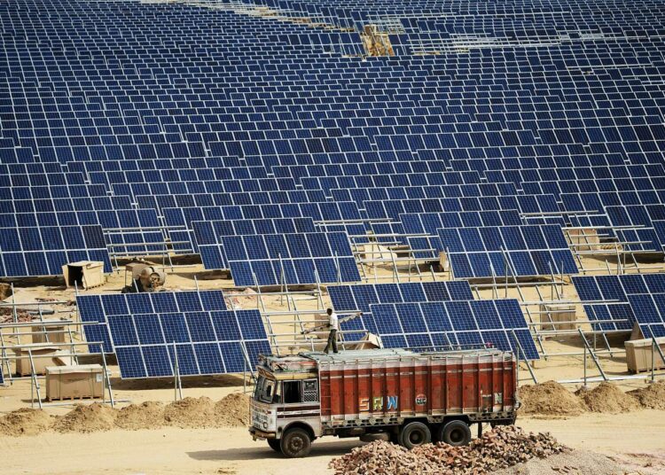 Aurinkopaneeleita asennetaan Biharin osavaltiossa Intiassa.