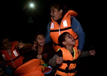 Pakolaisia saapumassa veneellä kreikkalaiselle Lesbosin saarelle.