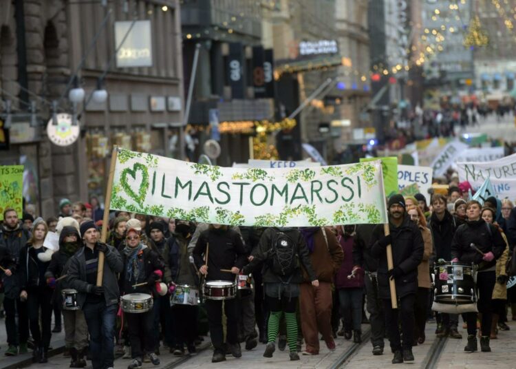 Eri puolilla Suomea järjestettiin sunnuntaina ilmastomarsseja. Pohjanmaan Vasemmisto keskeytti piirikokouksensa osallistuakseen ilmastomarssiin Vaasassa. Kuva Helsingin marssista.