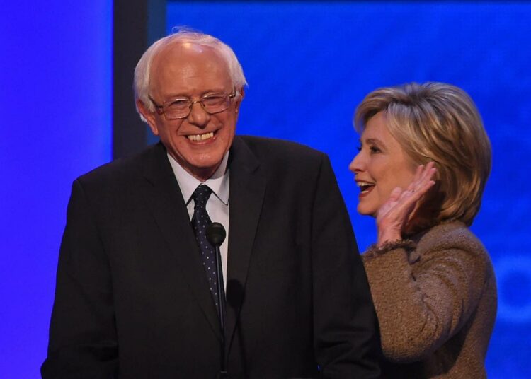 Bernie Sanders ja Hillary Clinton vaalikeskustelussa New Hampshiren Manchesterissa vähän ennen joulua.
