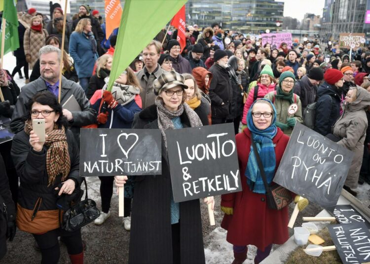 Uutta metsähallituslakia vastustettiin myös keskiviikkona järjestetyssä mielenosoituksessa Helsingissä.