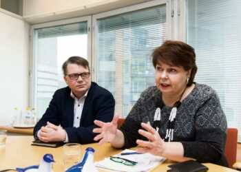 JHL:n toimialajohtaja Teija Asara-Laaksonen ja SEL:n puheen-johtaja Veli-Matti Kuntonen pitävät työajan pidentämistä jaksamisen kannalta erittäin huonona ratkaisuna.