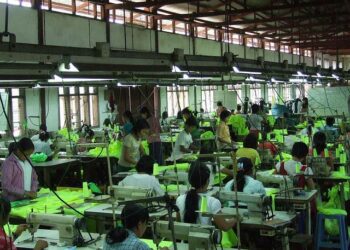 Vanhoista teollisuusmaista on ulkoistettu paljon tuotantoa Aasiaan. Kuva Myanmarin Yangonissa toimivasta tekstiilitehtaasta.