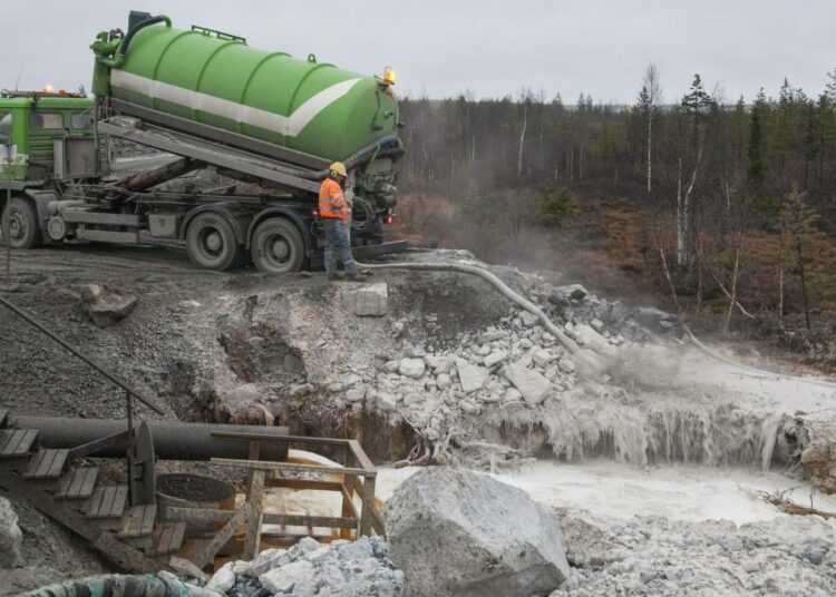 Tankkiauto levitti kalkkimaitoa varolammikoiden väliseen ojaan Talvivaaran kaivoksella Sotkamossa 22. marraskuuta 2012. Kalkilla nostettiin kipsisakka-altaasta valuneen jäteveden pH: ta.