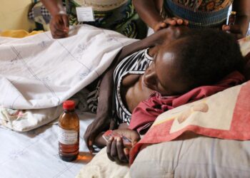 Jovia-niminen ugandalaisnainen sairasti aidsia ja kohdunkaulasyöpää. Hän vietti viimeiset päivänsä HAU-järjestön hoitokodissa, jossa kipuja lievitettiin morfiinilla.