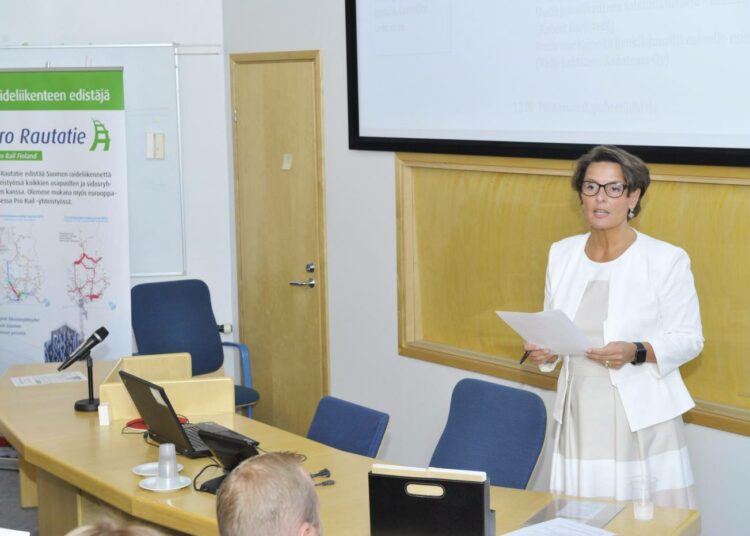 Liikenne- ja viestintäministeri Anne Berner (kesk) puhui Pro Rautatie ry:n 20. toimintavuoden juhlaseminaarissa sunnuntaina.