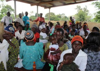 Ugandassa syntyy keskimäärin kuusi lasta naista kohden, mikä on maailman huippua. Jinjalaiset kuuntelevat ehkäisyneuvontaa paikallisella Christa-klinikalla.