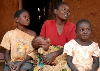 Afrikassa sekä syntyy että kuolee paljon lapsia. Malawilainen Manes Feston ei ehtinyt sairaalaan vaan synnytti tienvarressa kolmoset, joista vain yksi jäi eloon.