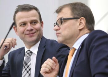 Valtiovarainministeri Petteri Orpo ja pääministeri Juha Sipilä eduskunnassa keskiviikkona.