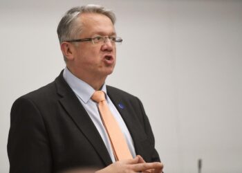 Perhe- ja peruspalveluministeri Juha Rehulan mukaan lapsiköyhyys ei ole lisääntynyt tällä vuosikymmenellä.
