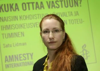 Tutkija Satu Lidman esitteli tammikuussa Helsingissä Amnestyn selvitystä kuntien toimista naisiin kohdistuvan väkivallan torjumiseksi.