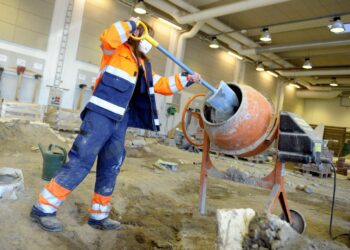 OAJ:n puheenjohtaja Olli Luukkainen ihmettelee, miksi vain puolet ammattikoulutukseen sijoitetuista euroista menee opetukseen.