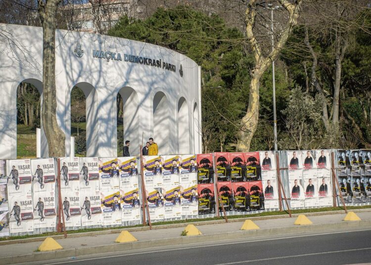 Maçka-puisto Istanbulin keskustassa on suljettu autotunnelille johtavan väylän rakentamista varten.
