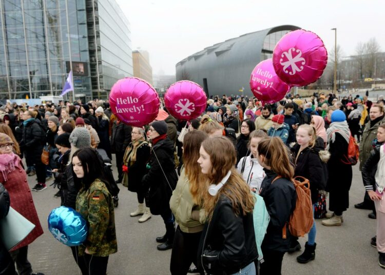 Helsingin Kansalaistorilla järjestettiin 4. huhtikuuta 2017 mielenosoitus afganistanilaisten turvapaikanhakijoiden pakkopalautuksia vastaan. Lauantaina 24. huhtikuuta samassa paikassa Tanssi ihmisyydelle -tapahtuma.