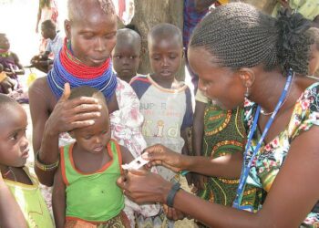 Kehitysmaat tarvitsevat verotuloja muun muassa terveydenhuoltonsa kehittämiseen. Sairaanhoitaja työssään Kenian maasai-heimon asuinalueella Turkanassa.