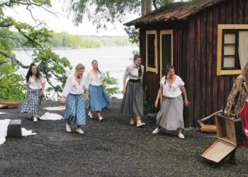 Loviisa (Maria Pere, vas.) ajaa meijerska Malviinan (Elina Keinonen, oik.) pois Niskavuoren talosta.