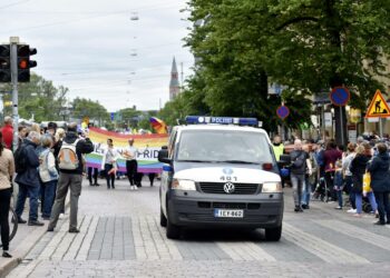 Omaa sateenkaaripoliisijärjestöä muiden Euroopan maiden tapaan pidetään tarpeellisena myös Suomessa. Poliisiauto Helsinki Pride -kulkueen edellä heinäkuun alussa.