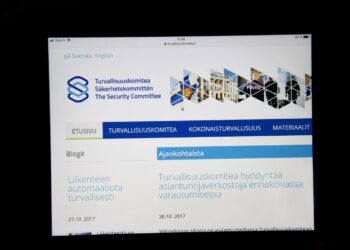 Puolustusministeriön yhteydessä toimivan turvallisuuskomitean analyysin lähteeksi on julkisuudessa arvailtu Ilkka Remeksen jännityskirjoja.