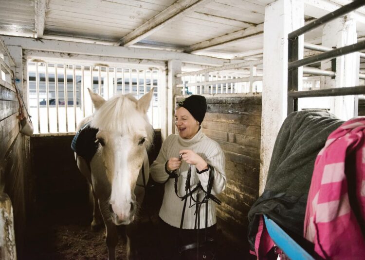 Johanna Pakarinen aloitti ratsastamisen lähestulkoon alusta tänä syksynä aivoverenvuodon ja runsaan vuoden tauon jälkeen. Neljä tuntia Luisin kanssa Tuomarinkylän ratsastuskoululla on jo takana.