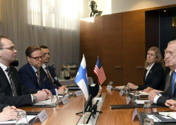 Puolustusministeri Jussi Niinistö (vas.) ja Yhdysvaltain puolustusministeri James Mattis (oik.) neuvottelivat Helsingissä marraskuun alkupuolella.